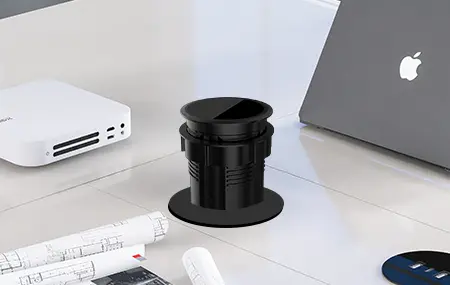 Výška zásuvky na pracovní ploše je vhodná